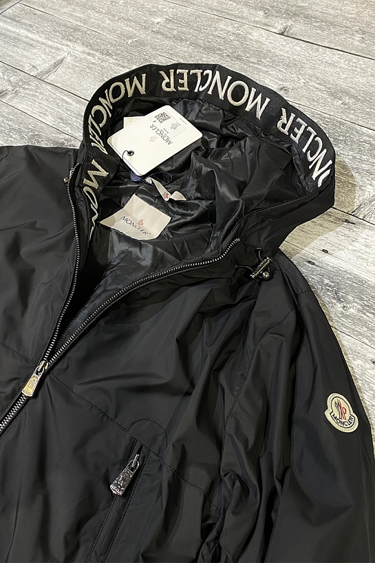 Мужская чёрная ветровка Moncler
