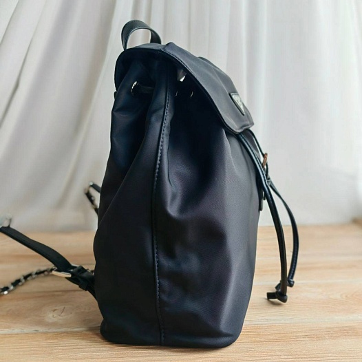 Чёрный нейлоновый рюкзак Prada 29x29 см   