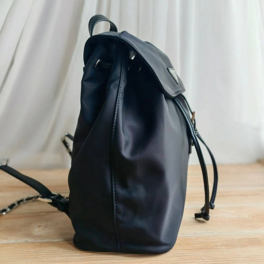Чёрный нейлоновый рюкзак Prada 29x29 см