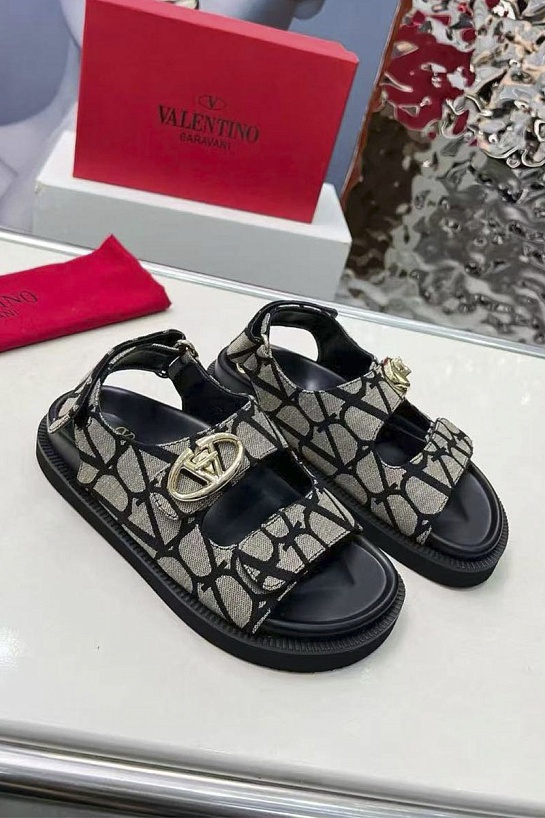 Женские кожаные сандалии Valentino Rockstud