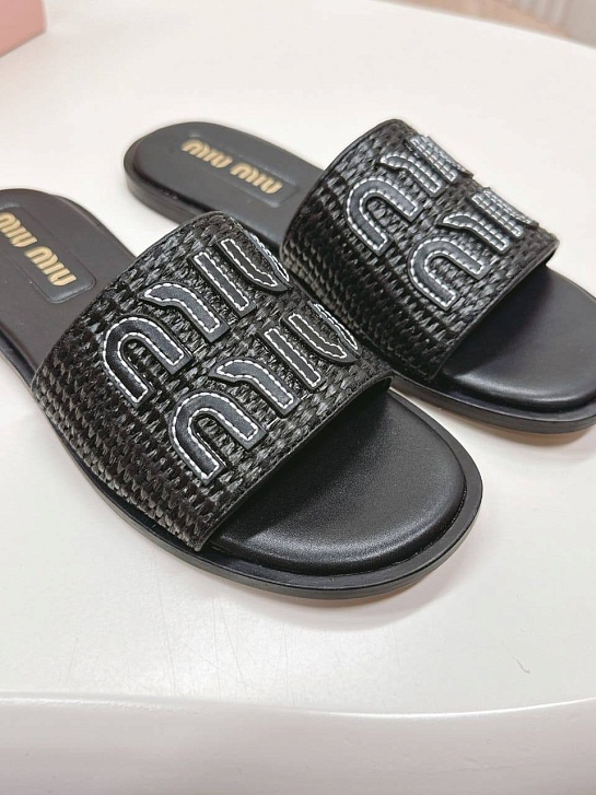 Женские шлёпанцы MIU MIU чёрного цвета
