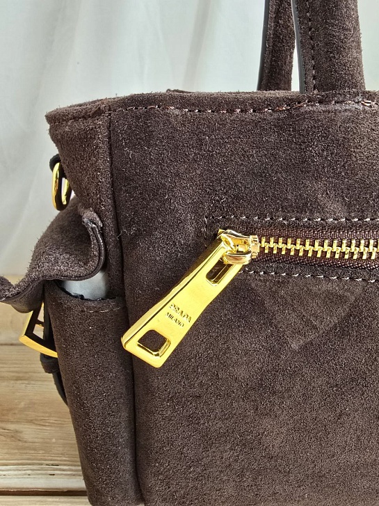 Замшевая сумка Prada 30x16 см