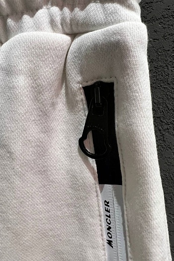 Мужские шорты Moncler белого цвета   