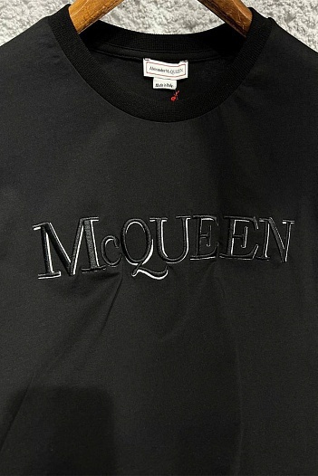 Чёрная оверсайз футболка Alexander McQueen embroidered logo   