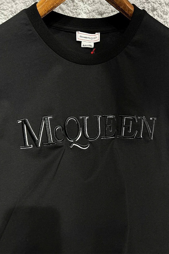 Чёрная оверсайз футболка Alexander McQueen embroidered logo
