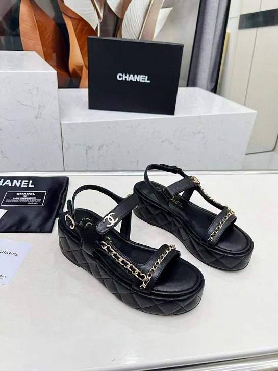 Женские кожаные сандалии чёрного цвета Chanel