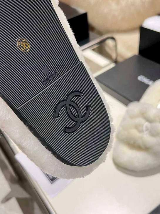 Женские меховые шлёпанцы Chanel Oran premium - White