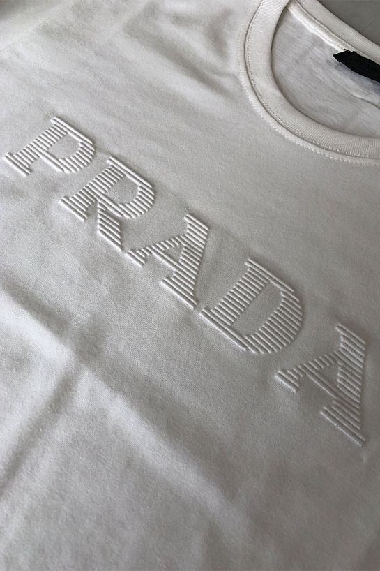 Белая мужская футболка Prada embossed logo
