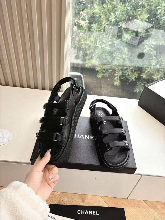 Женские кожаные сандалии Chanel чёрного цвета