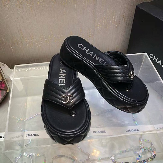 Женские кожаные шлёпанцы Chanel   