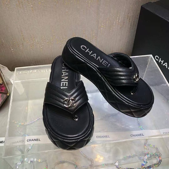 Женские кожаные шлёпанцы Chanel