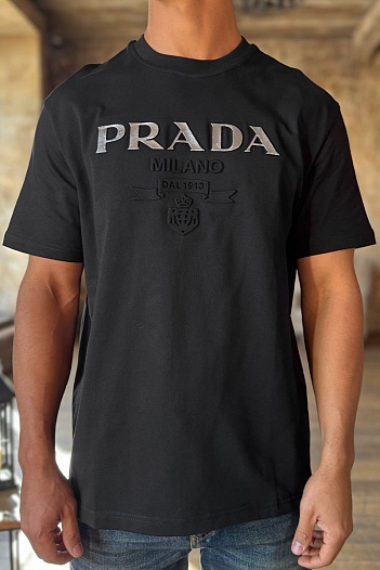 Чёрная оверсайз футболка Prada embossed logo   