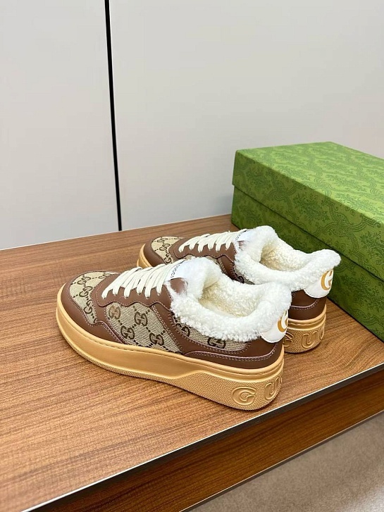 Женские кожаные кроссовки с мехом Gucci GG Premium