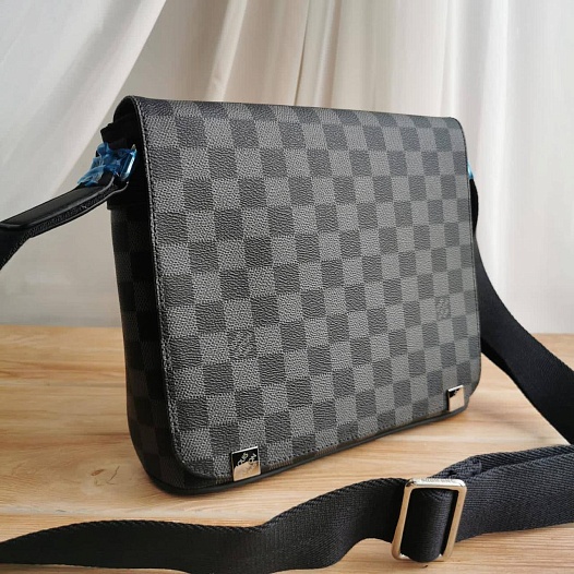Кожаная сумка-планшет Louis Vuitton District PM 25x22 см   