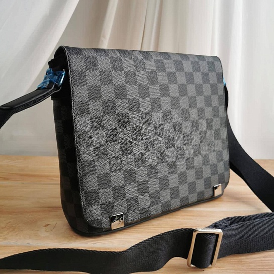 Кожаная сумка-планшет Louis Vuitton District PM 25x22 см