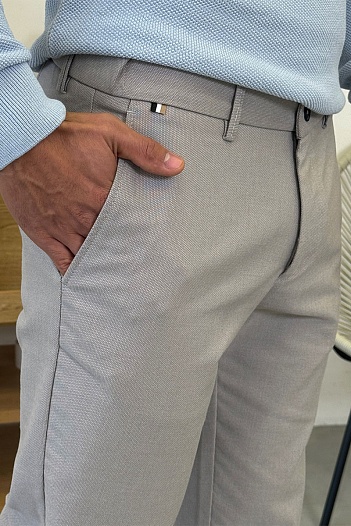Мужские брюки Hugo Boss светло-серого цвета   
