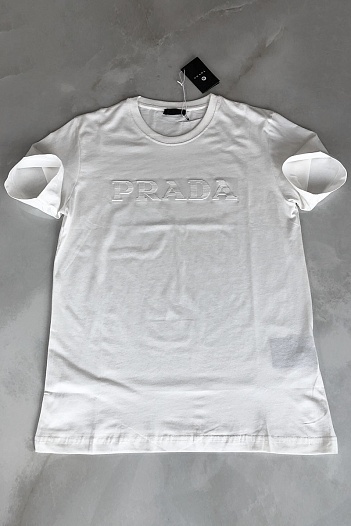 Белая мужская футболка Prada embossed logo   