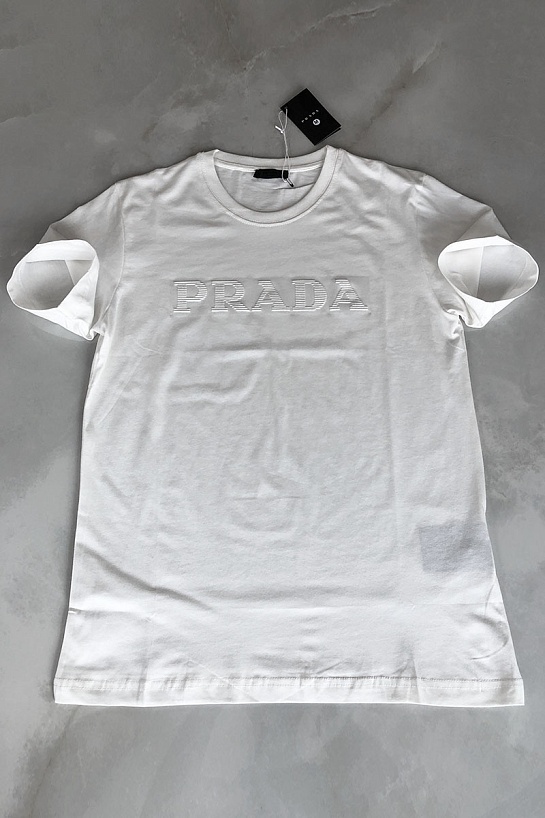 Белая мужская футболка Prada embossed logo