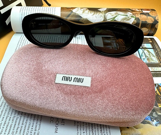 Женские солнцезащитные очки MIU MIU с чёрной оправой