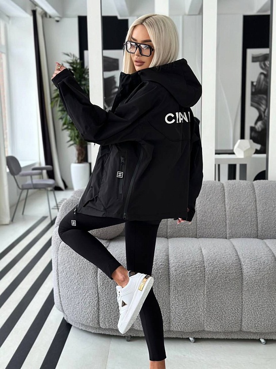 Женская куртка Chanel чёрного цвета