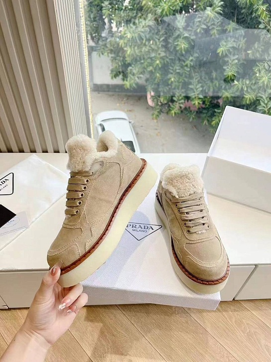 Женские замшевые кроссовки с мехом Prada Premium - Beige
