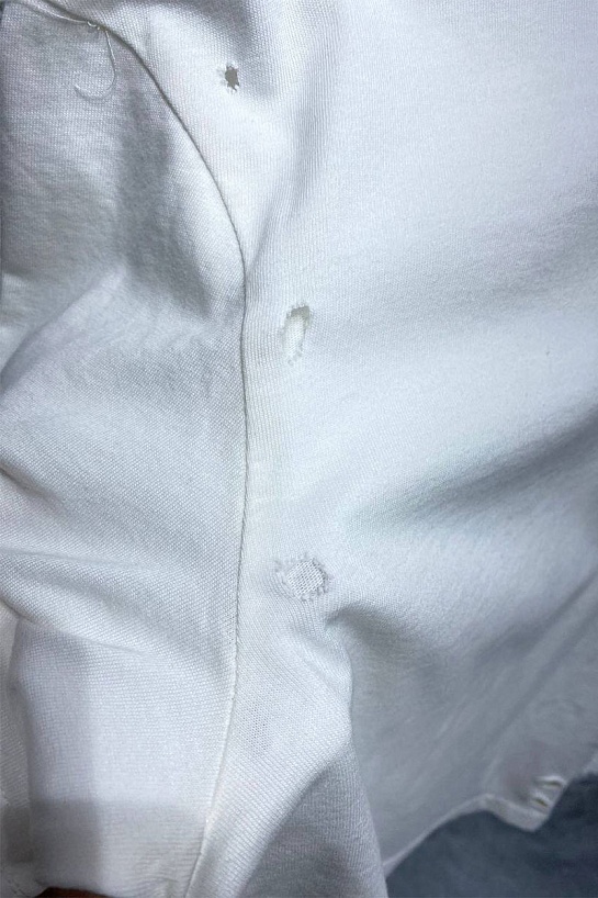 Чёрная оверсайз футболка Bottega Veneta с рваной отделкой