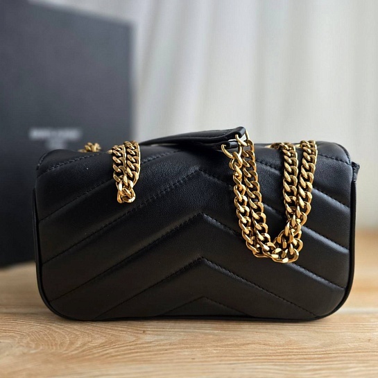 Кожаная чёрная сумка Yves Saint Laurent LouLou 26x14 см