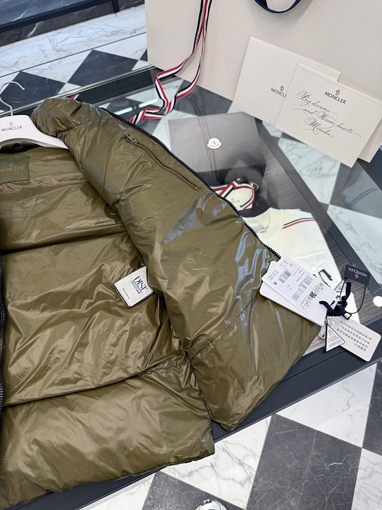 Мужской чёрный жилет Moncler Lipsi