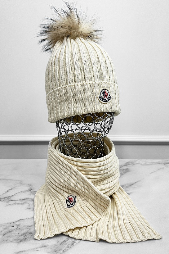 Комплект из шапки и шарфа светло-бежевого цвета Moncler logo-patch