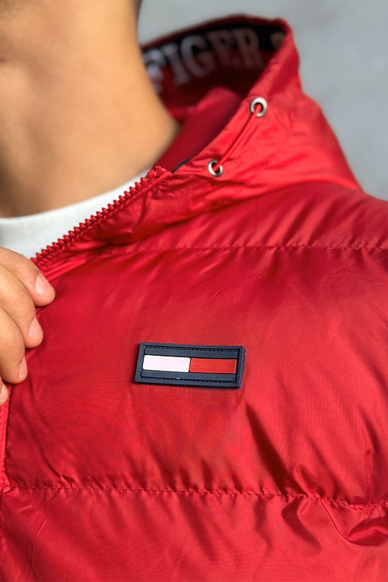 Мужской жилет Tommy Hilfiger красного цвета