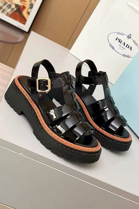 Женские кожаные сандалии Prada чёрного цвета