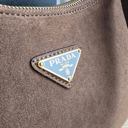 Замшевая сумка Prada 39x18 см