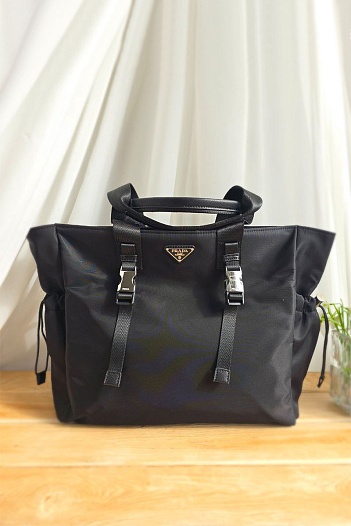 Нейлоновая сумка тоут Prada чёрного цвета 46x32 см   