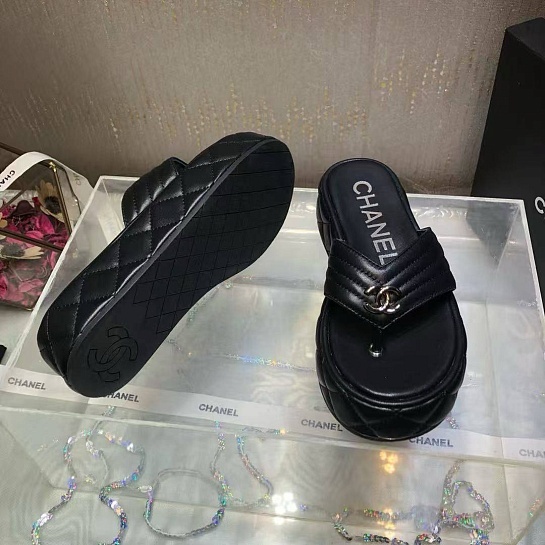 Женские кожаные шлёпанцы Chanel