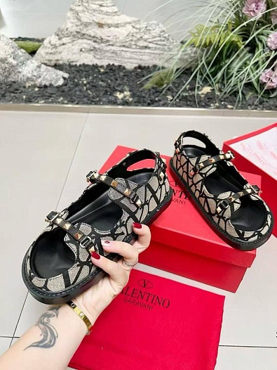 Женские кожаные сандалии Valentino Rockstud   