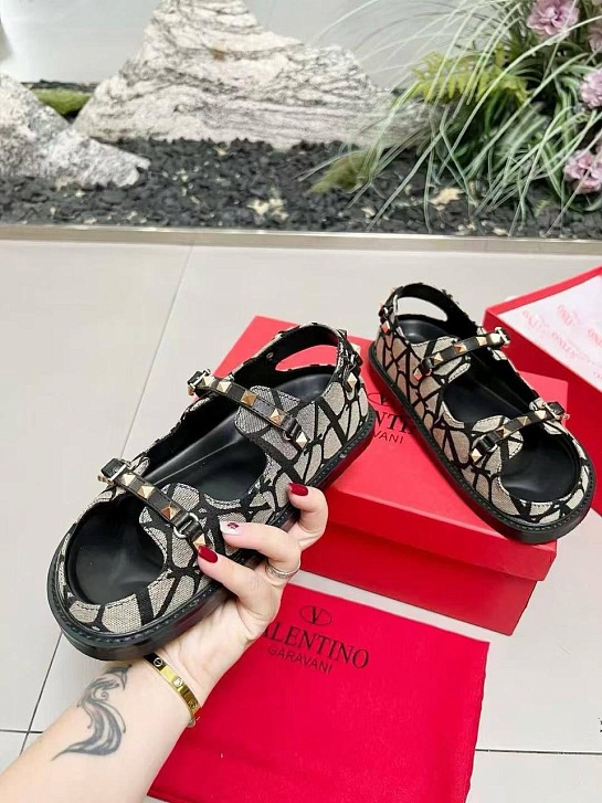 Женские кожаные сандалии Valentino Rockstud