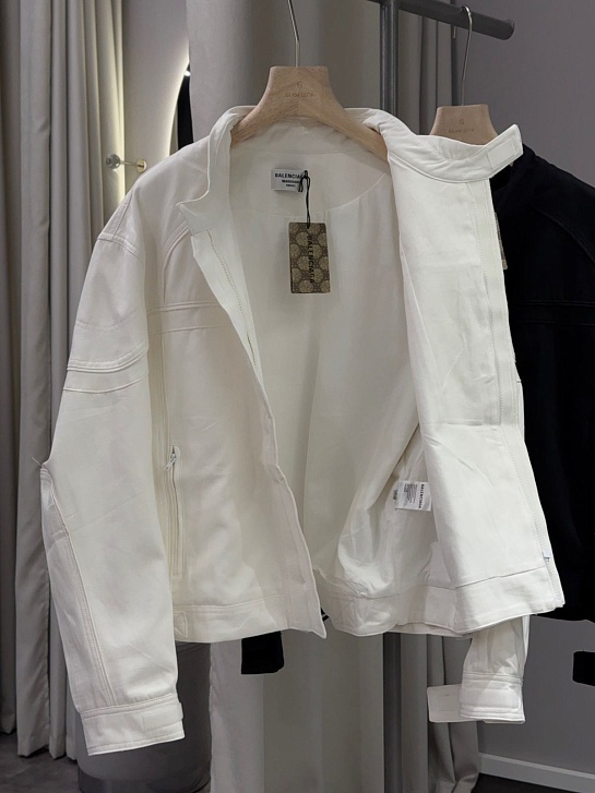 Женская куртка белого цвета Balenciaga