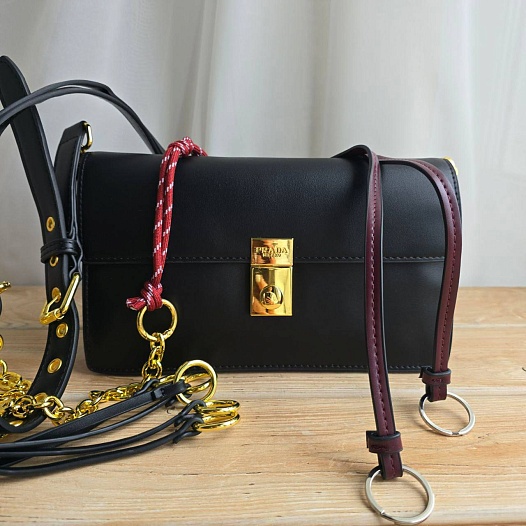 Кожаная сумка Prada Small Soft Sound 23x14 см   