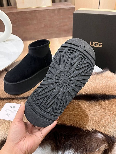 Женские ботинки с мехомм UGG Deeper - Black