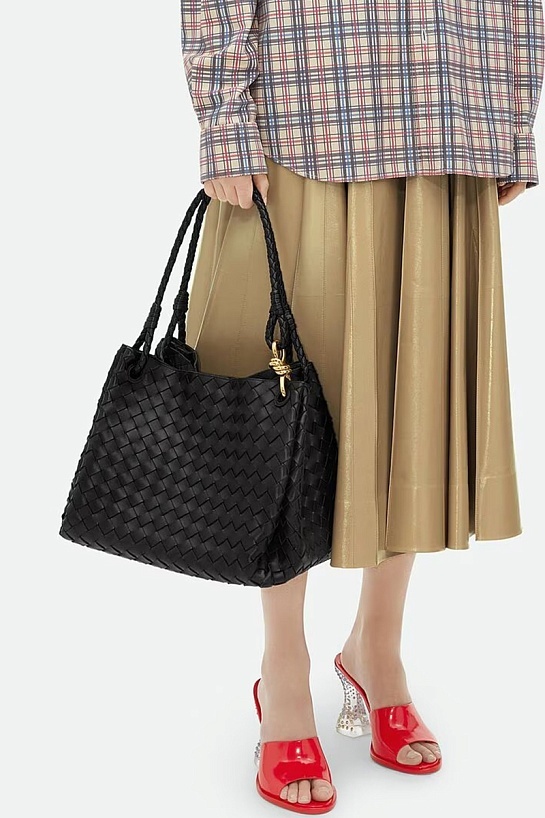 Кожаная чёрная сумка Bottega Veneta Parachute 22x27 см