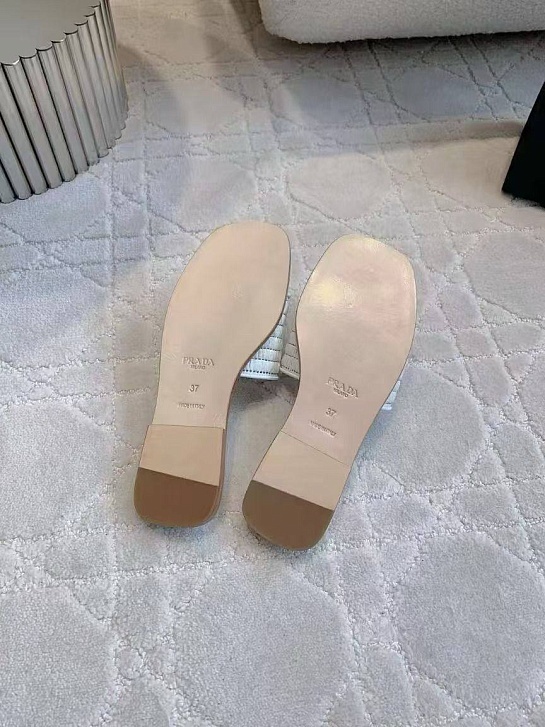 Женские шлёпанцы Prada белого цвета