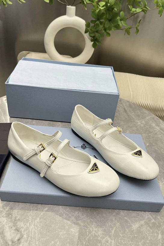 Женские кожаные балетки Prada Naplak белого цвета