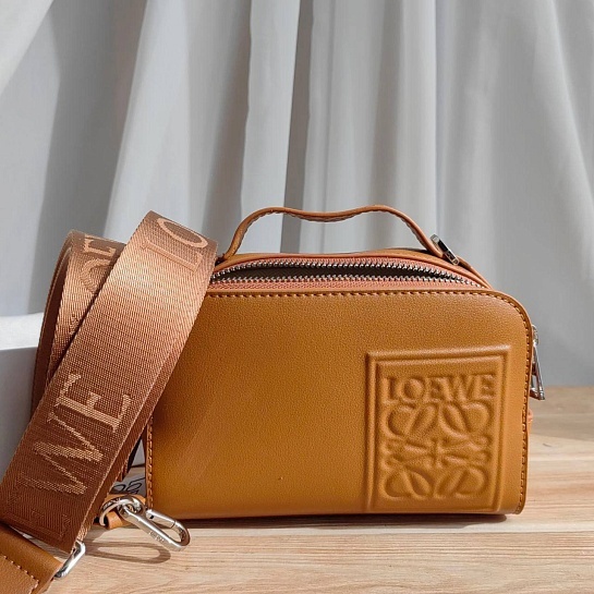 Кожаная сумка Loewe Mini Camera Crossbody 18x14 см - Brown