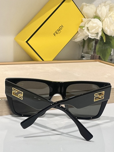 Солнцезащитные очки Fendi Baguette   