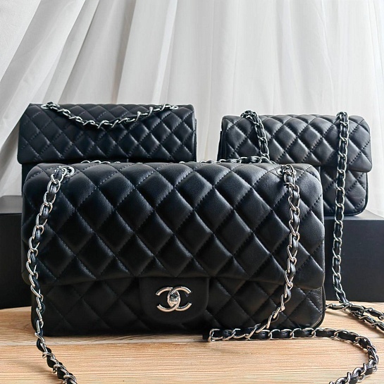 Кожаная чёрная сумка Chanel 25x15 см