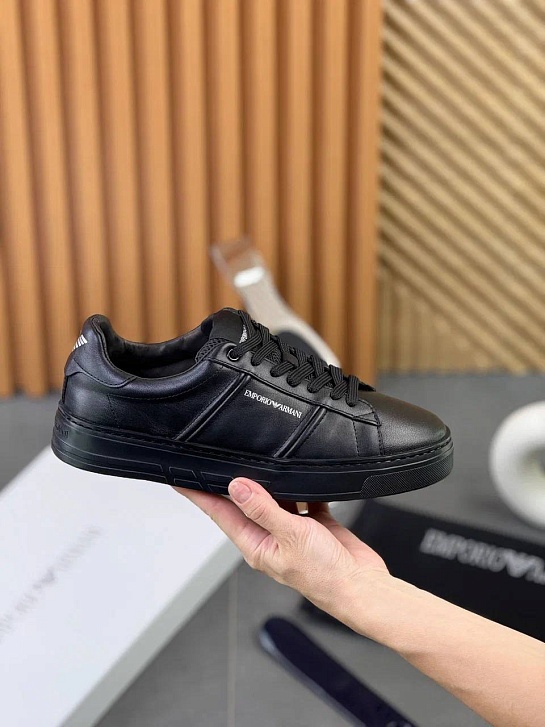Кожаные кроссовки Emporio Armani чёрного цвета