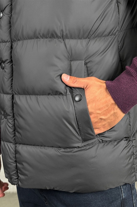 Мужской жилет Hugo Boss серого цвета