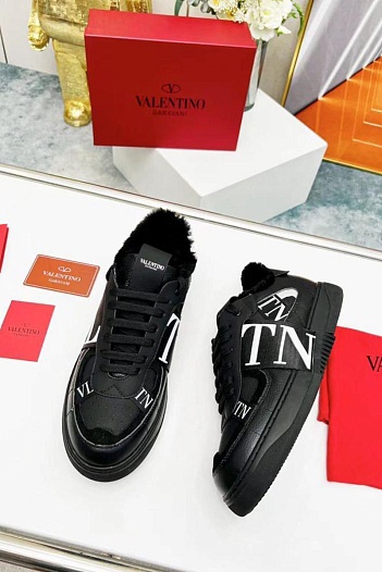 Чёрные кожаные кроссовки с мехом Valentino "VLTN"   