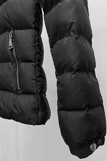 Женская чёрная куртка с меховым капюшоном Moncler   