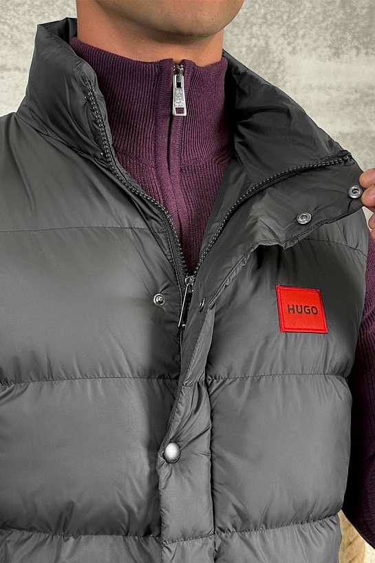 Мужской жилет Hugo Boss серого цвета